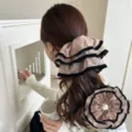 Chouchou élégant en satin champagne surdimensionné avec bordure en dentelle noire chic - Chouchou français en résille double couche / Abricot Lacté