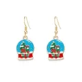 Detailansicht festlicher Emaille-Weihnachtsohrringe mit Schneekugel und Zug-Motiv - Blaue Schneeflocke Kristallkugel Stil (ECR552)