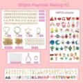Umfassende Ansicht eines 350-teiligen DIY-Schlüsselanhänger-Sets mit Alphabet-Anhängern. - 350 Teile / bunt