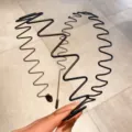 Primer plano de las diademas de metal negro en zigzag para deporte y limpieza facial. - Slick-back & Inverted Peak / 2 Piezas/Juego