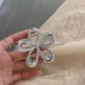 Pince à cheveux élégante en métal argenté en forme de fleur avec design minimaliste - Argent