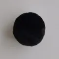 Variante accessorio pon pon in peluche nero, design a sfera soffice e morbida. - Coda di coniglio - nero