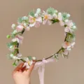 Vista dettagliata di una fascia per fiori rosa per bambine con gipsofila bianca. - Forest Princess Ribbon Style (2#)