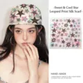 Elegante pañuelo de seda con estampado de leopardo y estrellas, en modelo y plano - Estilo Leopardo Estrella (ED6000464)
