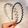 Set de dos diademas de metal negro con diseño ondulado para hombres y mujeres - Slick-back & Wave / 2 Piezas/Juego