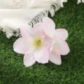 Pinza de pelo con flor de lirio rosa y blanco sobre césped verde de estilo romántico - Pinza de Flor de Lirio Pico de Pato / Rosa
