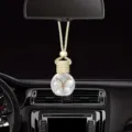 Flacone di profumo sospeso per auto con sfera di vetro, tappo di legno e ciondolo a farfalla. - Bianco