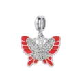 Detaillierte Makroansicht eines silbernen Schmetterlingsanhängers mit rotem Email und Kristallen - Roter Emaille-Schmetterling-Stil (DGB1909-1)
