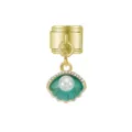 Vista detallada de dije italiano en forma de concha con perla y diamantes de imitación - Concha de perla verde espuma de mar dorada (MK-DGB1885) / Dorado