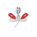Detailansicht eines silbernen Libellen-Charms mit roter Emaille und funkelnden Kristallen - Rot-weißer Emaille-Libellenstil (DGB1913-1)