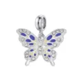 Nahaufnahme eines silbernen Schmetterlingsanhängers mit blauer Emaille-Verzierung. - Dunkelblauer und beiger Schmetterling (DGB1919-1)