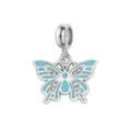 Detailansicht eines Schmetterlingsanhängers in Silber mit Emaille und Kristallen - Himmelblauer Schmetterling (DGB1921-1)