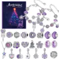 Makroansicht eines lila DIY-Charm-Armband-Sets inklusive festlicher Weihnachtskarte - Lila (SDT127)
