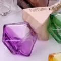 Flacone di profumo sospeso per auto in vetro diamante colorato con tappo di legno. - 8ml / Viola