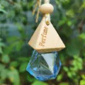 Flacone di profumo sospeso per auto con design in vetro diamante e tappo di legno. - 8ml / Azzurro