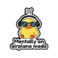 Pin de esmalte de pato amarillo con gafas de sol y texto Mentally on airplane mode - Pato Modo Avión(UVXZ213)