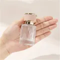 Γυάλινο μπουκάλι αρωμάτων 30ml με ροζ δερμάτινο καπάκι και κομψό χρυσό λαιμό. - Ανοιχτό Ροζ