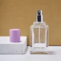 Διαφανές Γυάλινο μπουκάλι αρωμάτων 50ml ξαναγεμιζόμενο δοχείο με αντλία ψεκασμού - Ανοιχτό Μωβ (Ασημένια Αντλία)