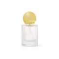 Dettaglio flacone di profumo in vetro scanalato trasparente con tappo sferico dorato e ugello. - 30ml / Tappo a sfera oro