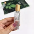 Flacon roll-on en verre transparent avec bouchon en bambou, texture gaufrée pour huile essentielle. - Forme Ondulée 12ml / Transparent