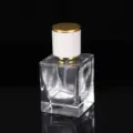 Transparente quadratische Glas-Parfümflasche mit weiß-goldenem Sprühverschluss für Kosmetik. - 30ml / Transparent Weißer Deckel