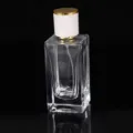 Klares Glas Parfümfläschchen Detailansicht, nachfüllbarer Kosmetikbehälter mit weißem Golddeckel. - 50ml / Transparent Weißer Deckel