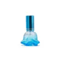 Detalle de frasco de perfume de vidrio azul, diseño de rosa envase cosmético 6ml - Azul Claro