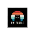 Épingle en émail carrée avec chat noir grincheux et texte Ew People sur fond de coucher de soleil - Chat Noir Coucher de Soleil (ZP0065)