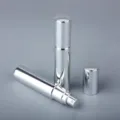 Vista dettagliata del flacone spray per profumo in vetro argentato galvanizzato da 10 ml. - 10ml / Argento