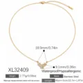 Vista detallada del collar de acero dorado con colgante de flor de circón y medidas - Estilo Triple Pétalo Pequeño Circonia (XL32409)