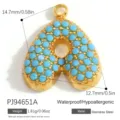 Ciondolo lettera A in acciaio inossidabile dorato con pietre turchesi tonde incastonate - Alfabeto A (PJ94651A) / 14.7mm x 12.7mm