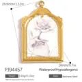 Colgante vintage de acero inoxidable con ilustración de rosa y acabado dorado elegante. - Estilo Marco de Fotos Rosa (PJ94457)