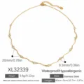 Collar vintage de acero inoxidable bañado en oro con detalles de circón - Estilo Circonia de Enlace de Segmento de Ola (XL32339)