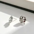 Elegantes pendientes de plata S925 con textura irregular y circonitas cúbicas brillantes - Plata 925 / Oro blanco