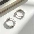 Aros Mobius minimalistas de plata de ley S925 con elegantes juegos de luces y sombras - Oro blanco