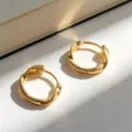Elegantes pendientes de aro estilo Mobius en plata de ley S925 bañada en oro de 18K - Dorado