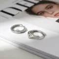 Minimalistische Creolen aus S925 Sterlingsilber in V-Form mit Zirkonia-Inlay - 925er Silber / Weißgold