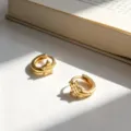 Elegantes pendientes de aro de estrella de 6 mm en plata de ley S925 dorada de calidad. - Dorado