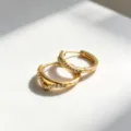 Elegante S925 Sterling Silber Huggie Ohrringe vergoldet mit V-förmigen Zirkoniasteinen - 925er Silber / Gold