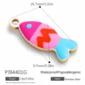 Vista detallada del colgante de pez en esmalte de colores con sus dimensiones - Estilo de Pez de Retazos (PJ94401G)