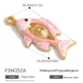 Koi-Fisch Anhänger aus goldplattiertem Edelstahl mit rosa Marmor-Emaille für Schmuck - Fischstil (PJ94352A) / 28.3x14.3mm / Rosa