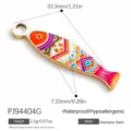 Colgante de pez colorido en acero inoxidable con dimensiones mostradas - Estilo de Pez Étnico Largo (PJ94404G)