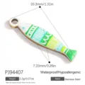 Colgante de pez en acero inoxidable colorido para joyería DIY con medidas y detalles - Pez Rayado Verde Amarillo (PJ94407)