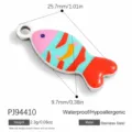 Colgante de pez en acero inoxidable para joyería DIY, accesorio colorido de estilo océano. - Pez Colorido con Cola de Corazón (PJ94410)