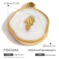 Detailansicht eines Edelstahl-Anhängers im Ozean-Stil mit Muschelmotiv und Emaille - Schneckenstil (PJ94344A) / 18x15.6mm / Weiß