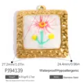 Pendentif carré en acier inoxydable doré avec motif de fleur peinte et dimensions. - Pendentif Carré à Fleurs Martelé (PJ94139)