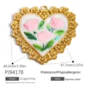 Herzförmiger Blumen-Edelstahlanhänger mit rosa Tulpen und goldenem Muschelrand - Großer herzförmiger Tulpenanhänger (PJ94178) / 49.2mm x 47.7mm / Gold