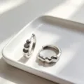 Pendientes de aro elegantes de plata S925 con tres perlas redondas de metal pulido - Plata 925 / Oro blanco