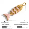 Vergoldeter Fisch-Anhänger aus Edelstahl mit rosa Emaille und funkelndem Stein-Auge - Fisch B (PJ93986B)