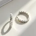 Pendientes de aro de plata de ley S925 con textura trenzada tallada con láser para mujer. - Corte Láser (K1070 Oro Blanco) / Plata 925 / Oro blanco
